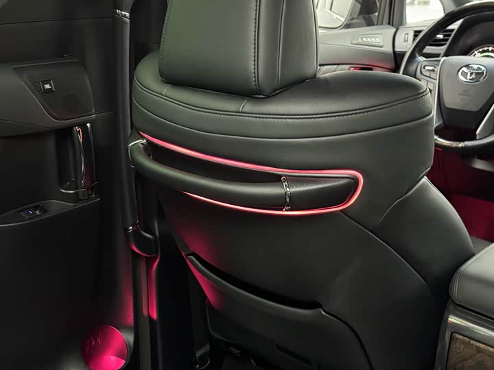 Фото 9 - Toyota Alphard