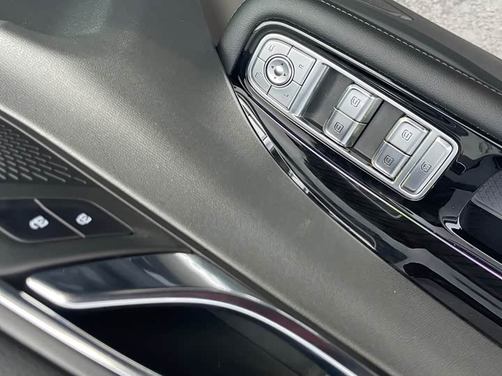 Фото 8 - Hongqi HS3 Hybrid