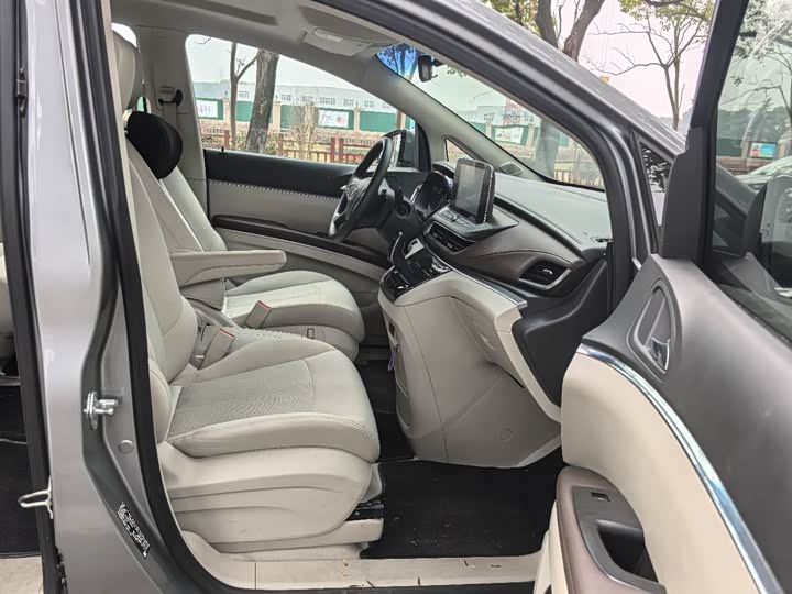 Фото 4 - Buick GL8 ES