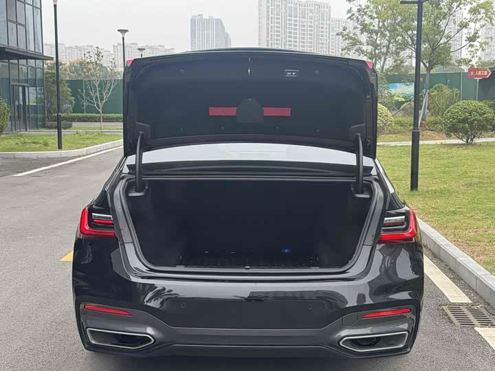 Фото 8 - BMW 7 Series