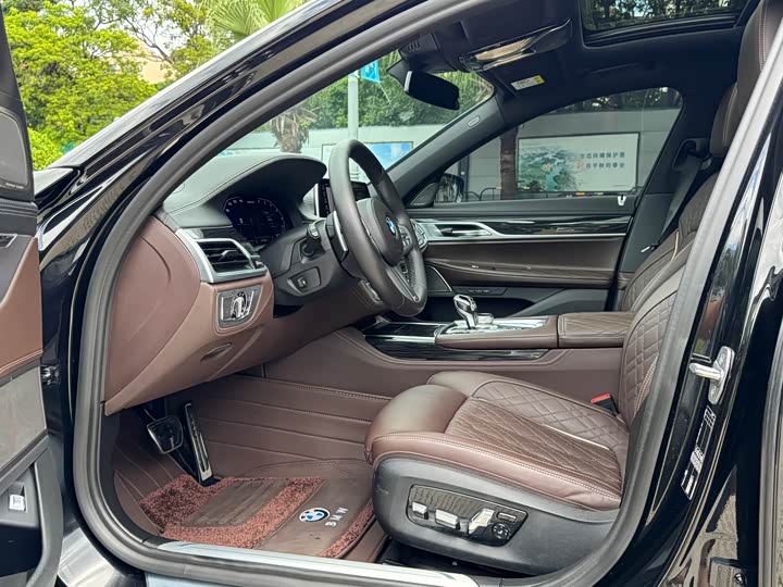 Фото 8 - BMW 7 Series