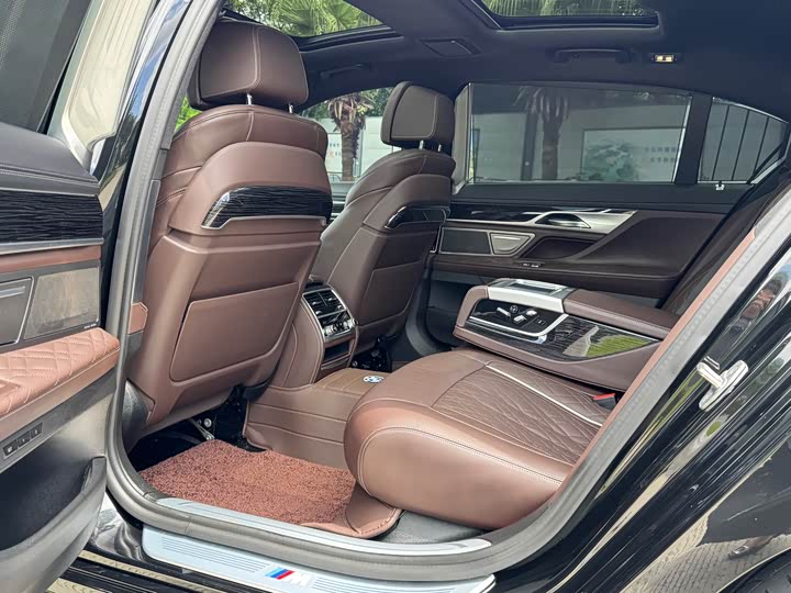 Фото 9 - BMW 7 Series