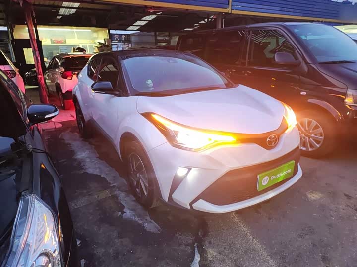 Фото 4 - Toyota C-HR