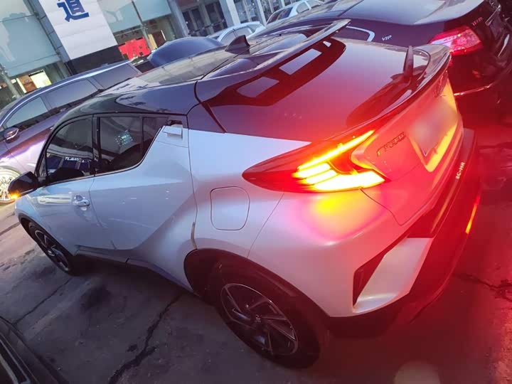 Фото 5 - Toyota C-HR