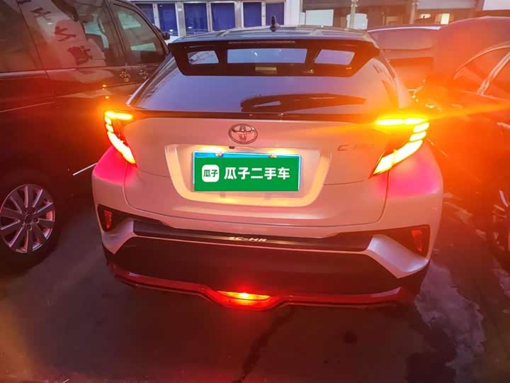 Фото 6 - Toyota C-HR