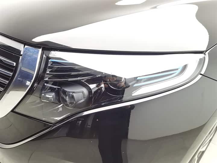 Фото 7 - Mercedes-Benz EQC