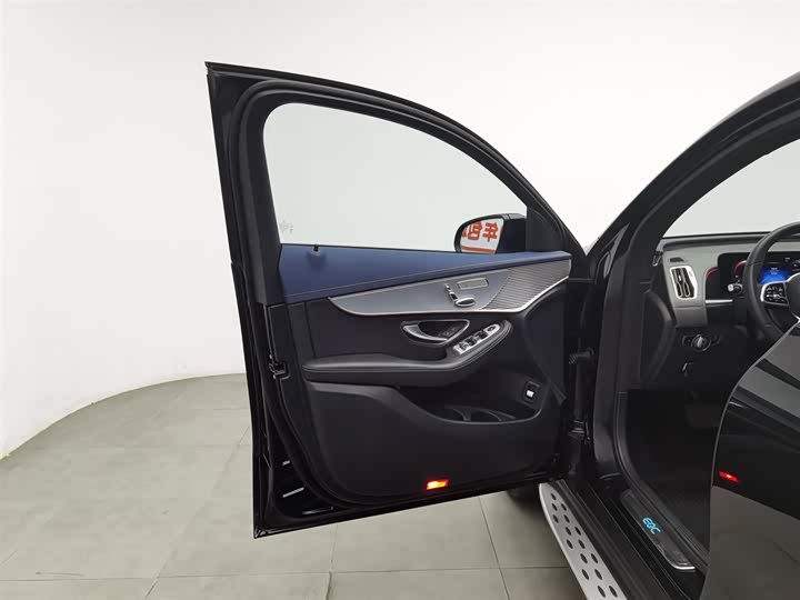 Фото 8 - Mercedes-Benz EQC