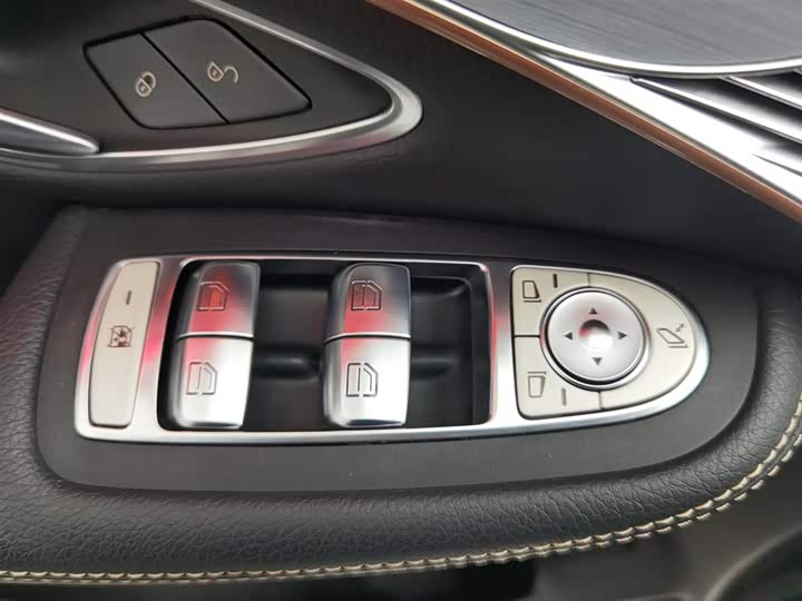 Фото 9 - Mercedes-Benz EQC