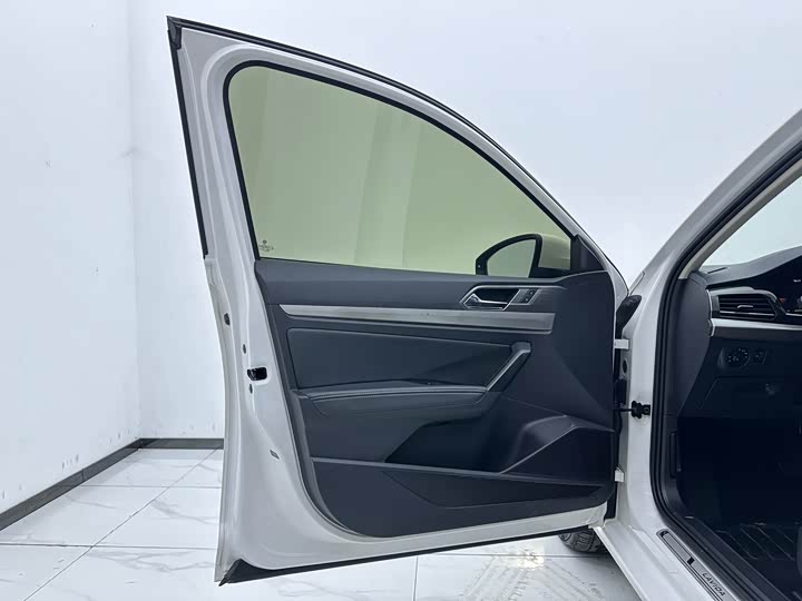 Фото 8 - Volkswagen Lavida