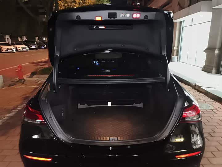 Фото 9 - Mercedes-Benz E-Class