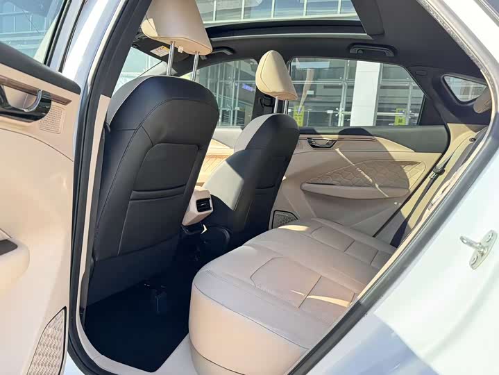 Фото 7 - Geely Geometry C