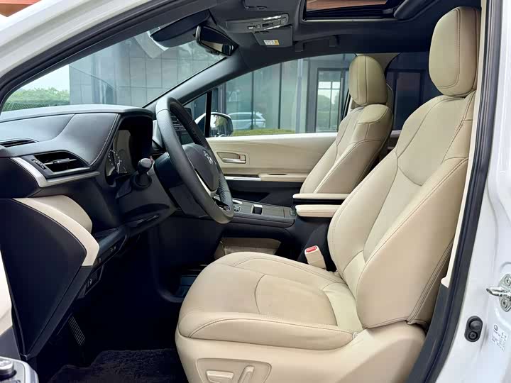 Фото 9 - Toyota Sienna