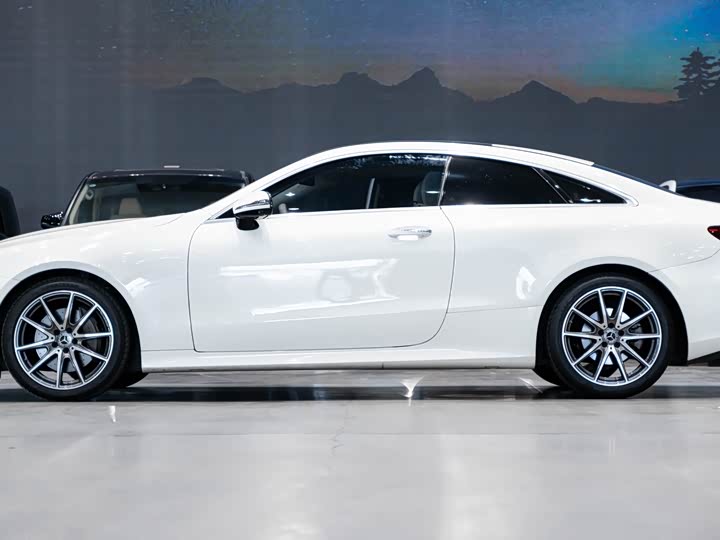 Фото 4 - Mercedes-Benz E-Class