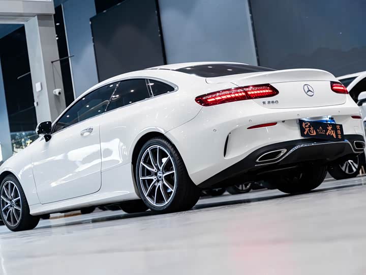 Фото 5 - Mercedes-Benz E-Class