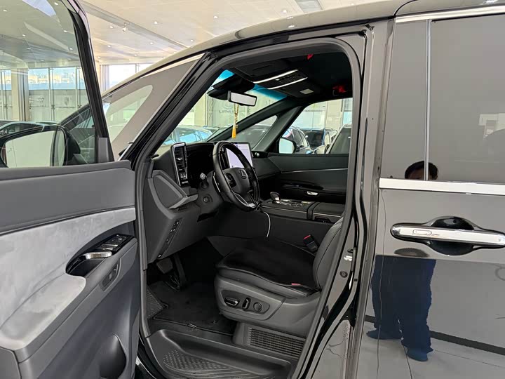 Фото 7 - Lexus LM