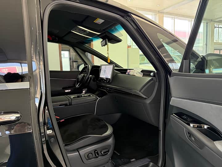 Фото 9 - Lexus LM