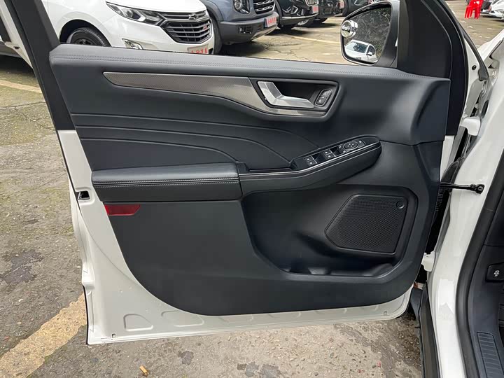 Фото 8 - Ford Escape