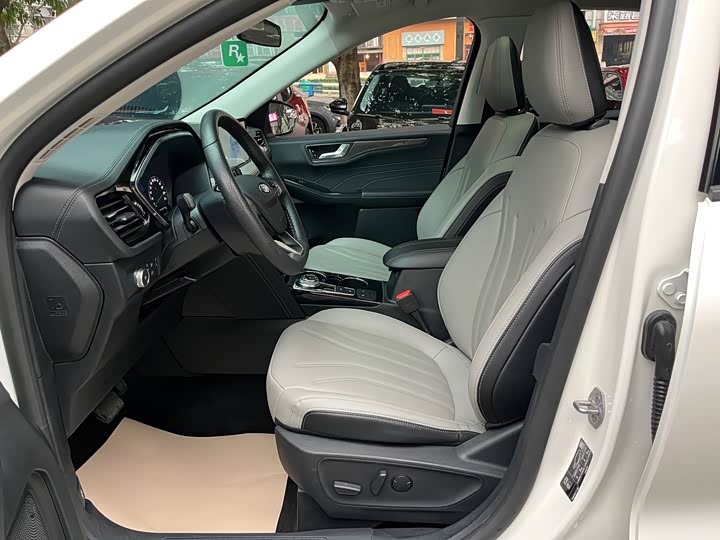 Фото 9 - Ford Escape