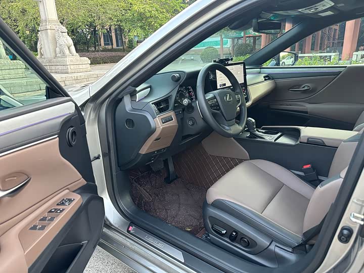 Фото 7 - Lexus ES