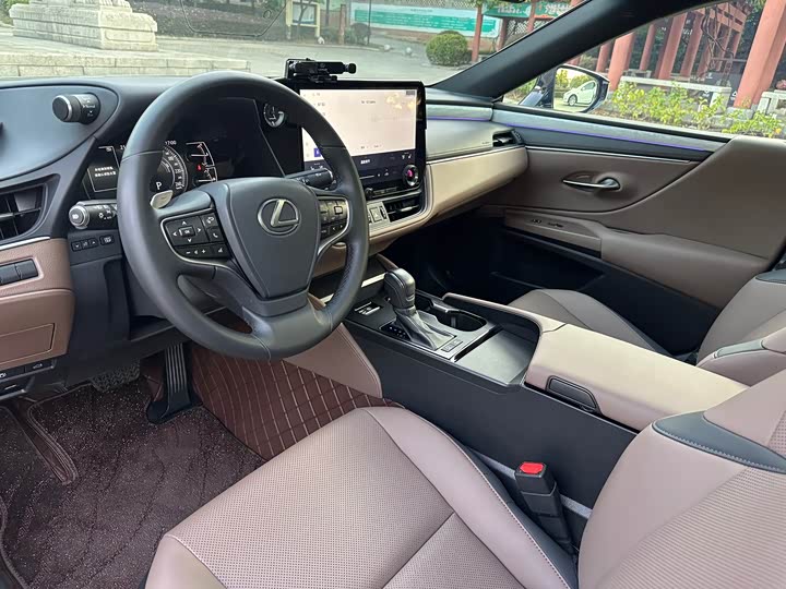 Фото 8 - Lexus ES