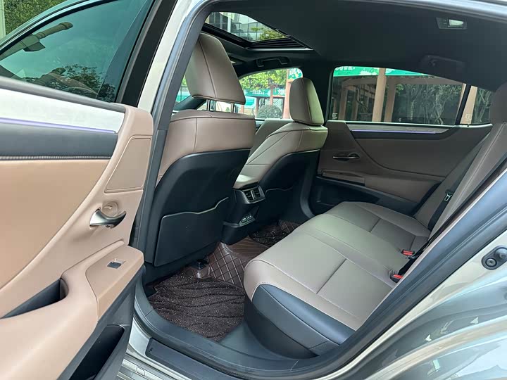 Фото 9 - Lexus ES