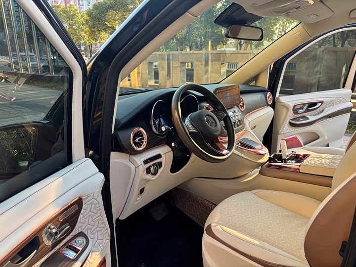 Фото 9 - Mercedes-Benz V-Class