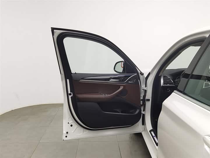 Фото 8 - BMW iX3