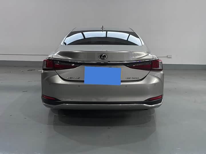 Фото 2 - Lexus ES