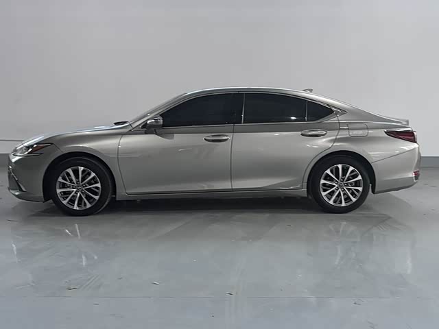 Фото 3 - Lexus ES