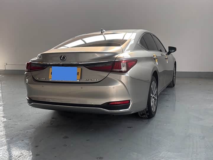 Фото 4 - Lexus ES