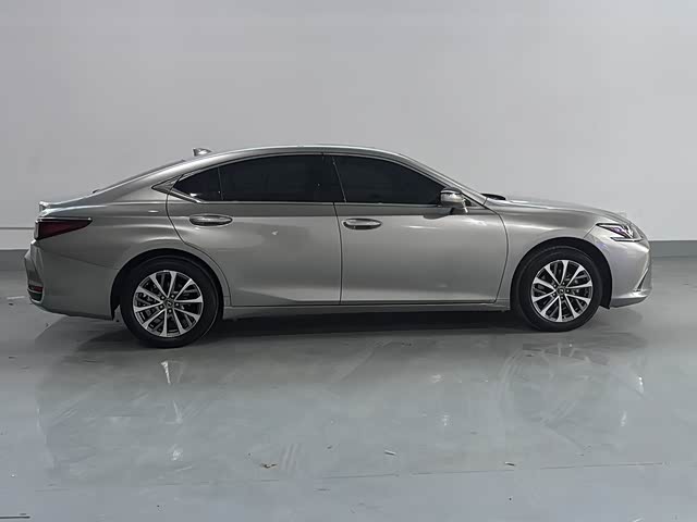 Фото 7 - Lexus ES