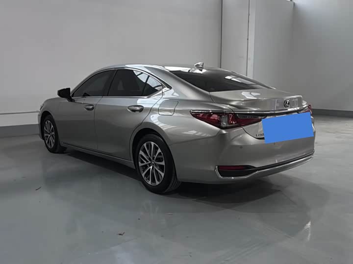 Фото 8 - Lexus ES