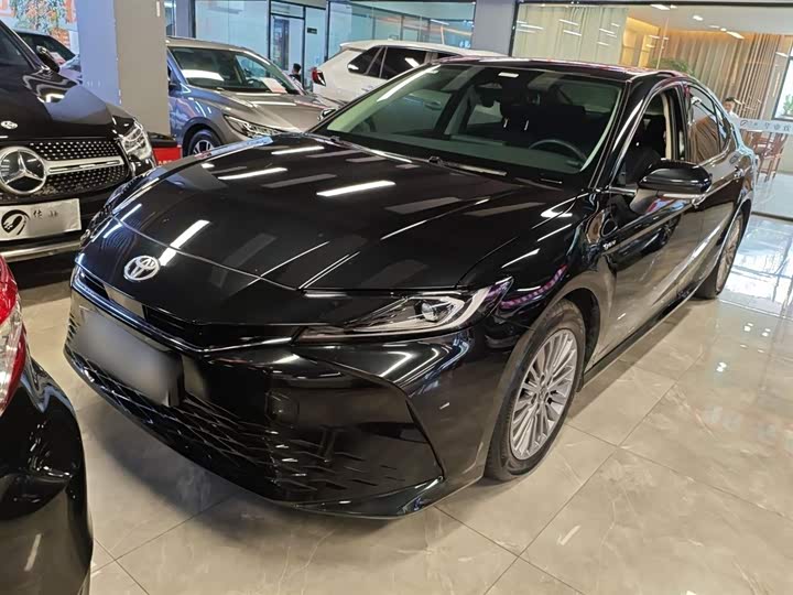 Фото 2 - Toyota Camry