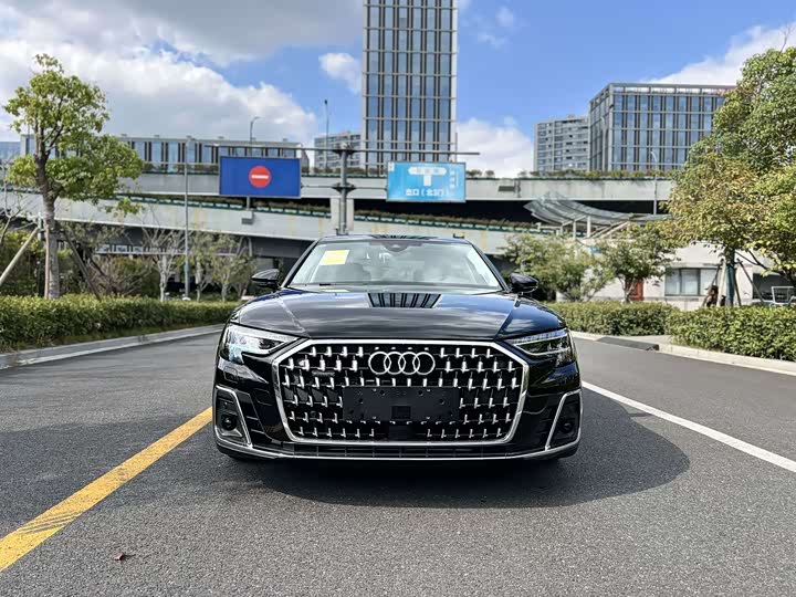 Фото 2 - Audi A8
