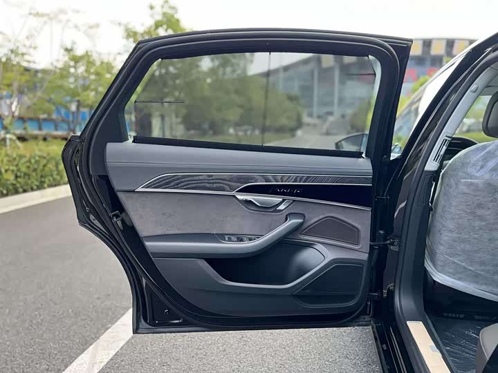 Фото 8 - Audi A8