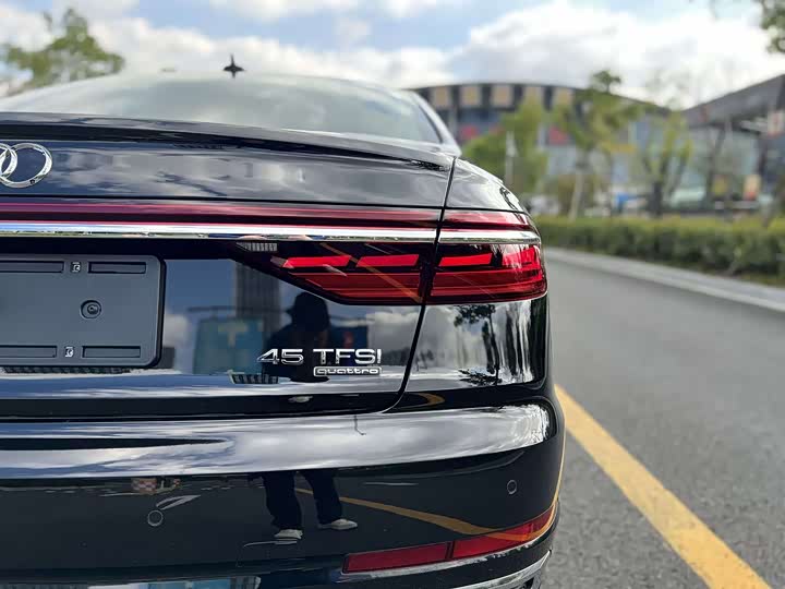 Фото 9 - Audi A8