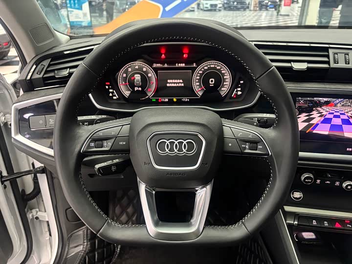 Фото 8 - Audi Q3