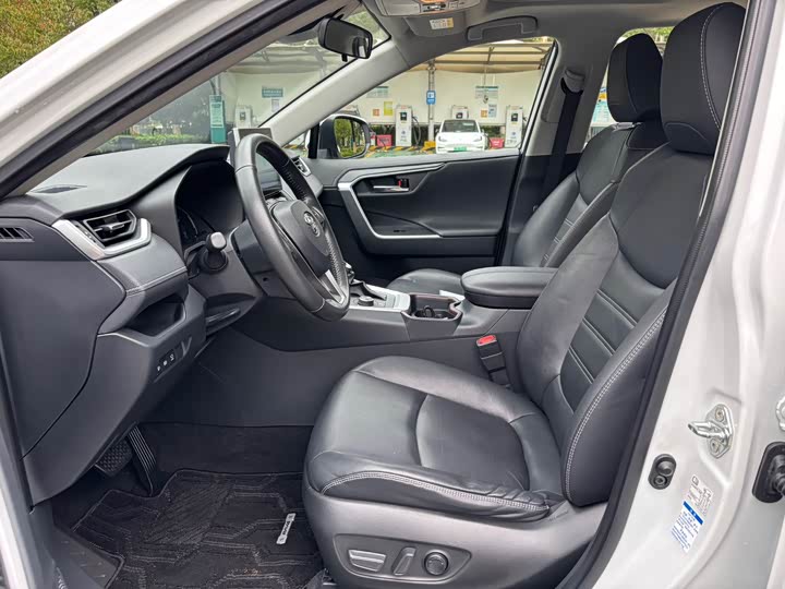 Фото 7 - Toyota RAV4