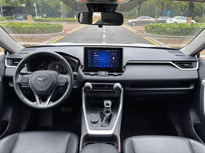 Фото 8 - Toyota RAV4