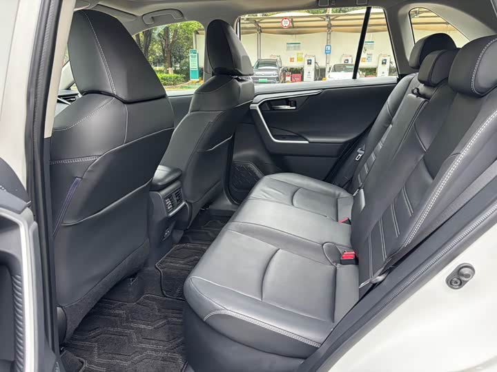 Фото 9 - Toyota RAV4