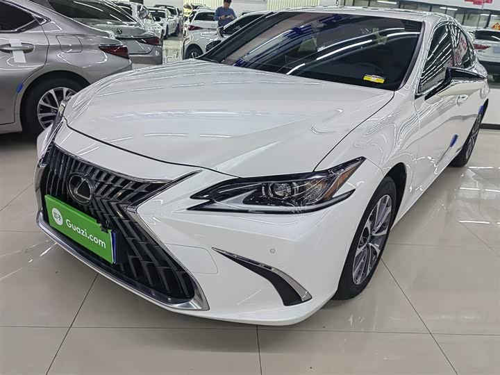 Фото 1 - Lexus ES