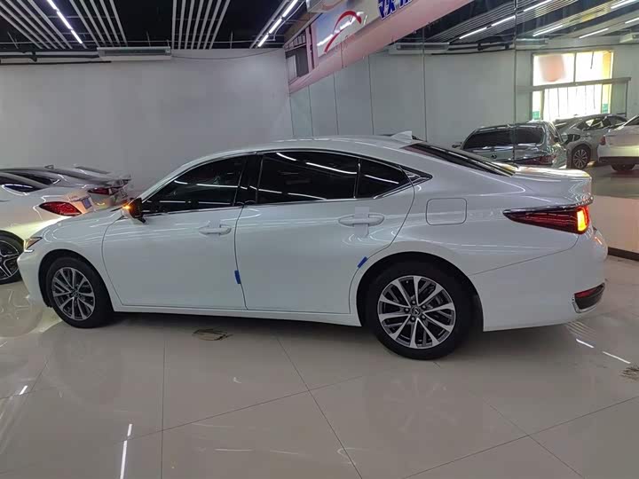 Фото 5 - Lexus ES