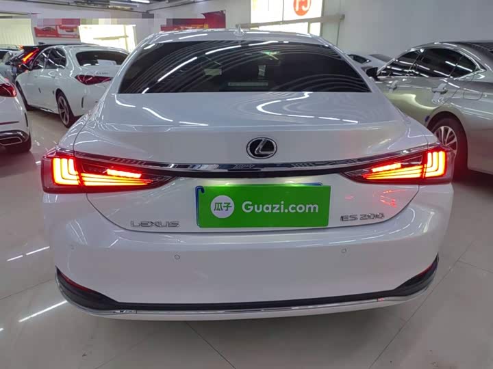 Фото 6 - Lexus ES