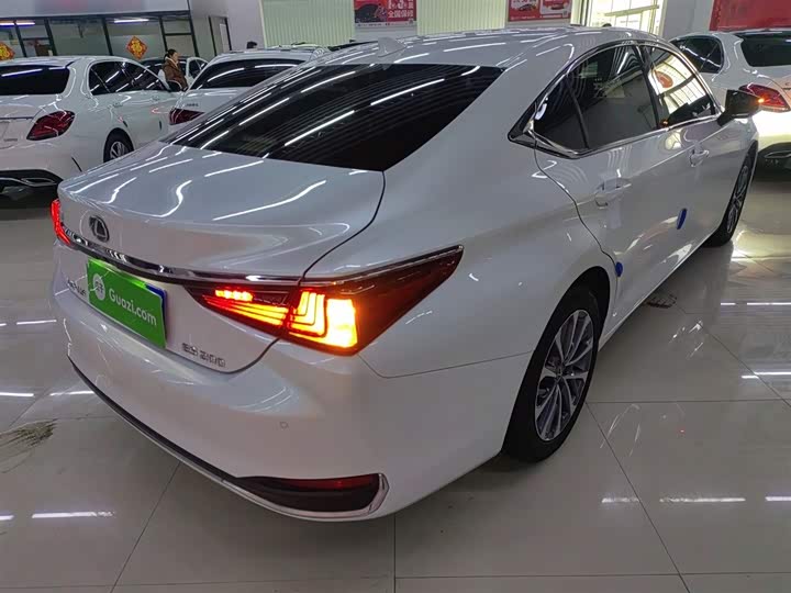 Фото 7 - Lexus ES