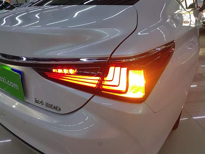 Фото 8 - Lexus ES