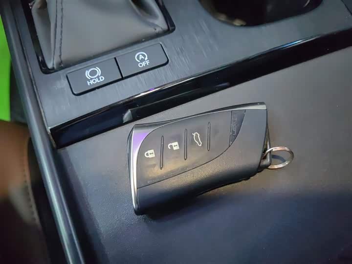 Фото 9 - Lexus ES