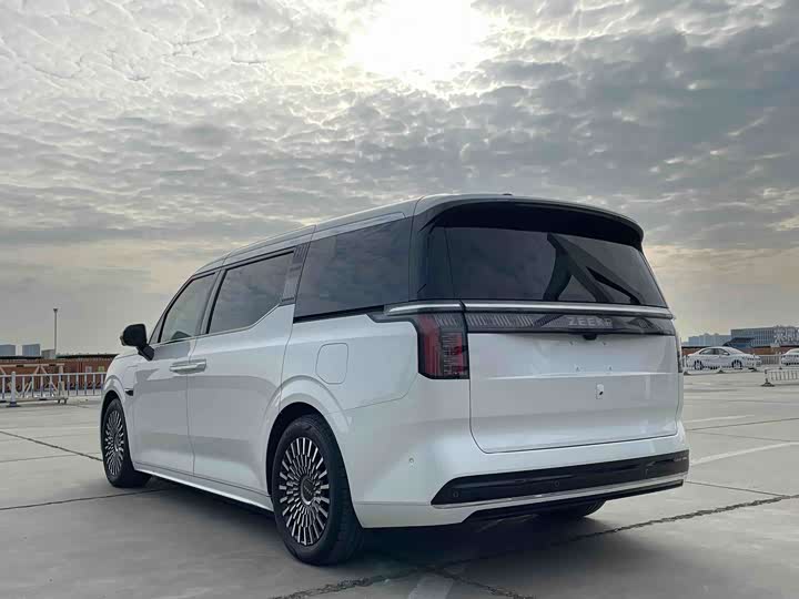 Фото 5 - Zeekr 009