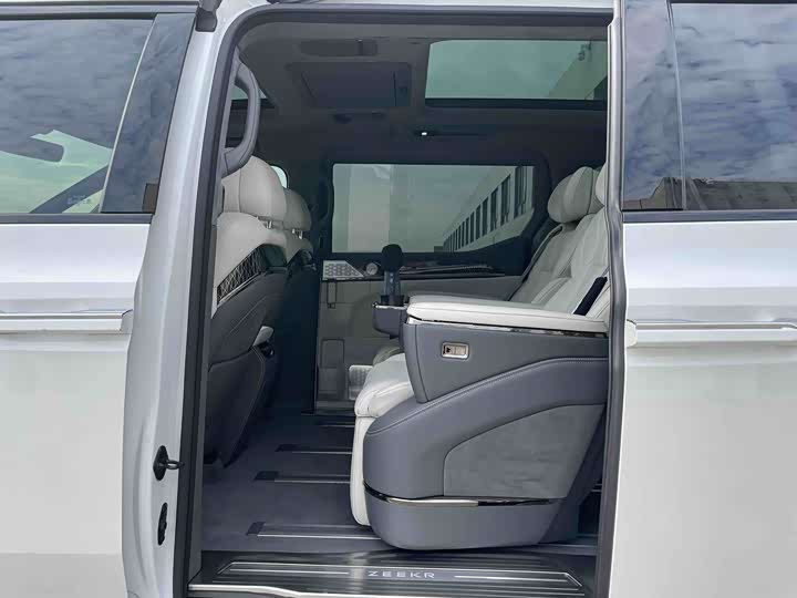 Фото 9 - Zeekr 009