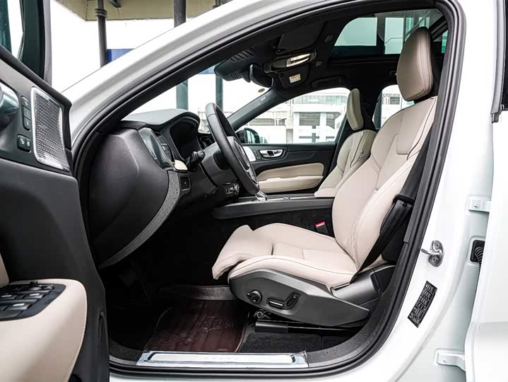 Фото 8 - Volvo XC60