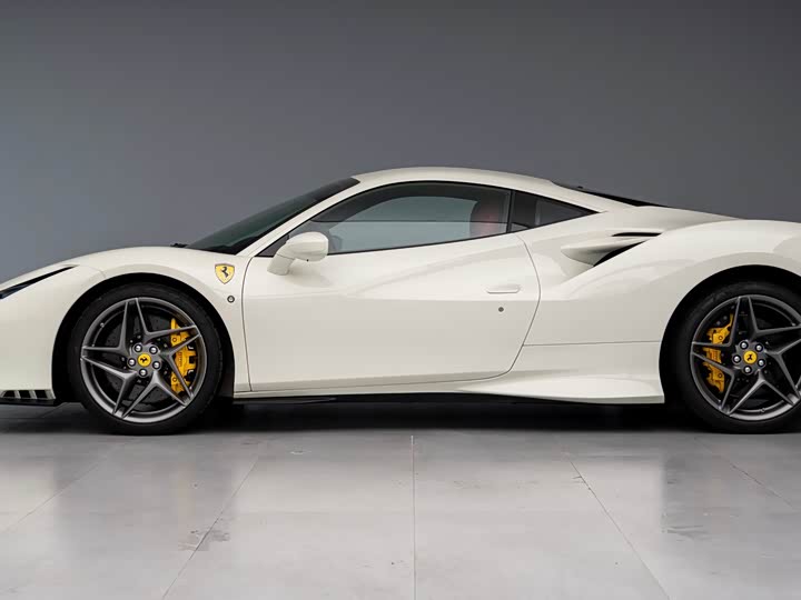 Фото 3 - Ferrari F8